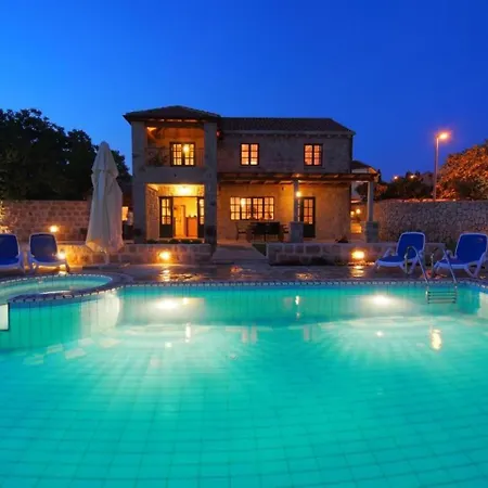 Nina - Three Bedroom With Terrace And Swimming Pool *