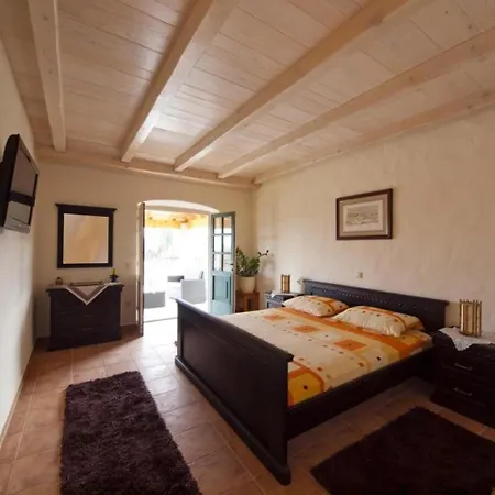 Nina - Three Bedroom With Terrace And Swimming Pool *