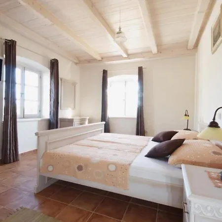 Nina - Three Bedroom With Terrace And Swimming Pool Mocici